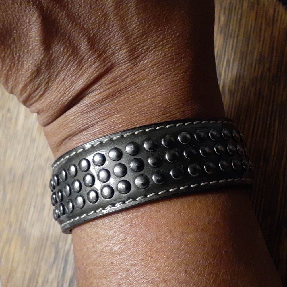 BURBERRY PATENT LEATHER SILVER STUDDED BANGLE BRACELET ITALY EUC AUTHENTIC